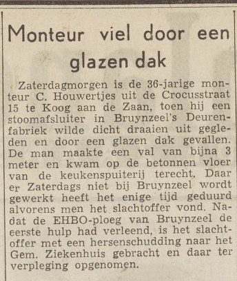 Cor Houwertjes valt door dak